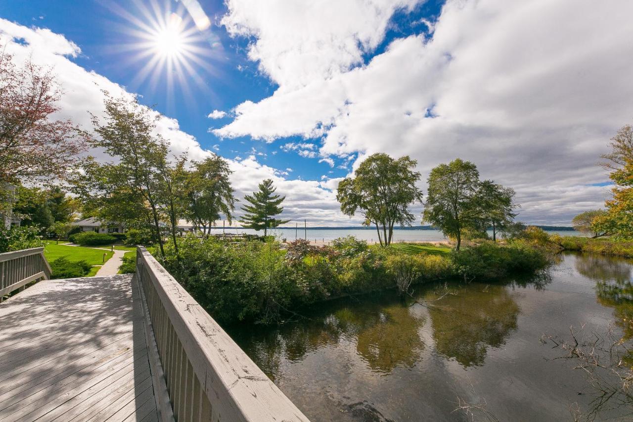 Beautiful 2 Bedroom Lakeside Condo At The Shores Traverse City Exterior photo